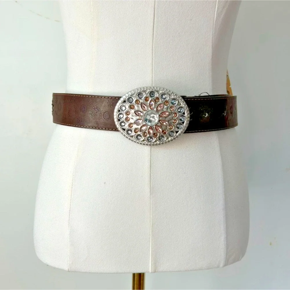 Womens Y2K Brown Faux Leather Belt Size 7 Tooled Rhinestone Buckle Boho Preppy‎